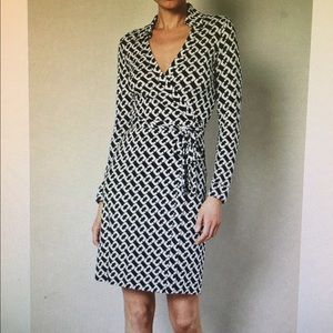 Diane Von Furstenberg chain link wrap dress size 4